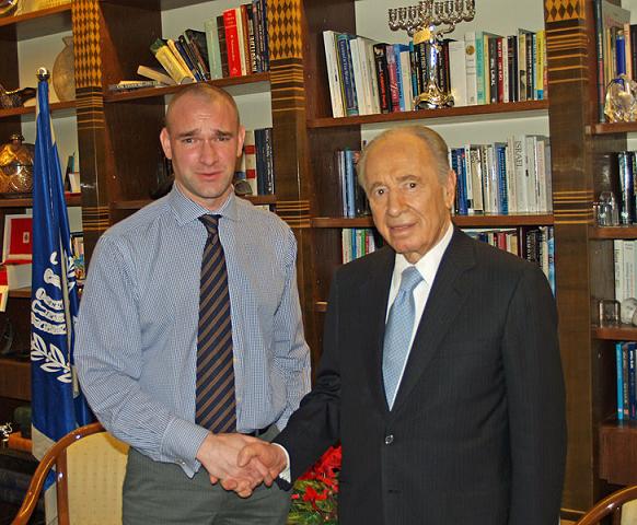 Wikipedias David Shankbone (Miller) with  Shimon Peres