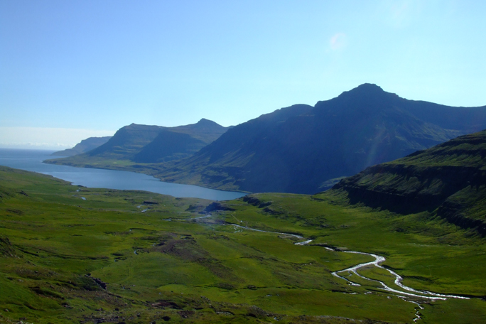 http://www.whale.to/b/cesco/seydisfjordurclimb1.jpg